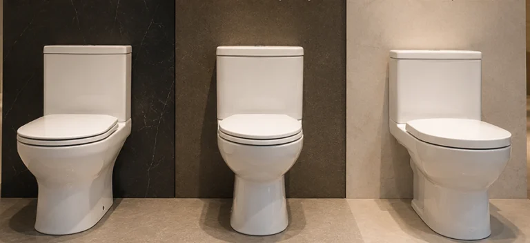 Vasos sanitários de marcas renomadas em exposição.